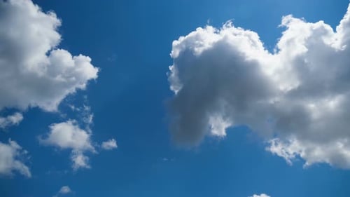 Les nuages se déplacent doucement dans le ciel bleu. Timelapse