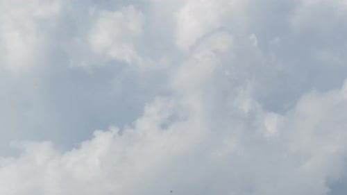 Nubes moviéndose en el cielo