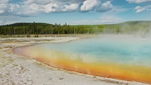 Panorama cinématographique de la nature sauvage d'un geyser coloré dans le parc national de Yellowstone