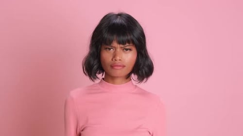 Une femme agacée regarde avec colère le visage froncé de sourcils de la caméra avec une émotion négative