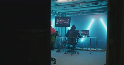 Hacker im Geheimen Versteck unter Bewachung
