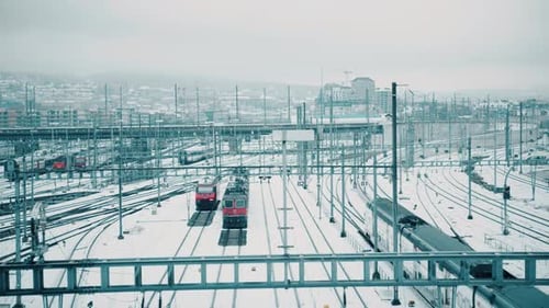Züge und Eisenbahnschienen im Schnee in Zürich, Schweiz