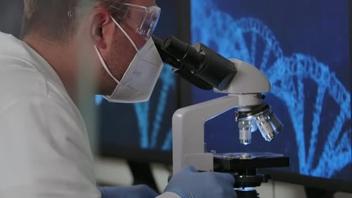 Wissenschaftler arbeitet mit einem Mikroskop