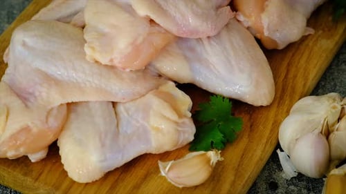 Alitas de pollo crudas en una tabla