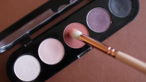 Paleta de sombras com pincel de maquiagem