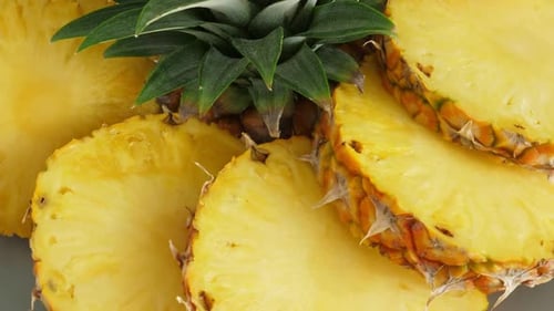 Trozos en rodajas de deliciosa fruta de piña