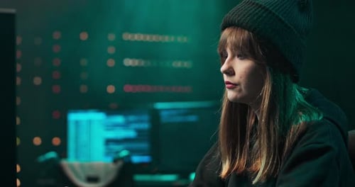 Ein brillanter Teenager hackt Sicherheitssysteme im geheimen Versteck ihres Freundes