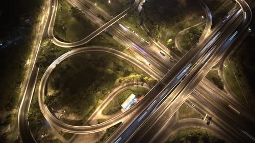 4K : Prise de vue aérienne par Drone hyperlapse d'une route autoroutière en mouvement rapide.