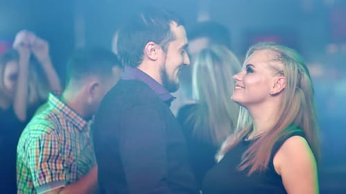 Colegas alegres dançando em uma festa Corporativo