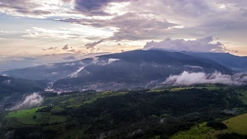 Coucher de soleil brumeux épique et montagnes après la pluie