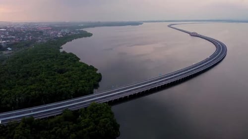 2.7K Bali Highway Miracle Coucher de soleil Océan Vue aérienne