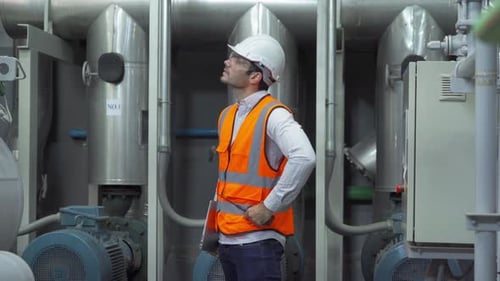 Ein Ingenieur oder Arbeiter, Leute, die in einer Industriefabrik arbeiten. Kühlturm oder Kühlturm