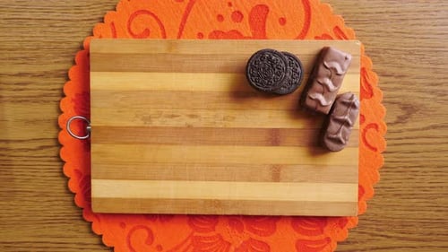 Cortar barras de chocolate en trozos