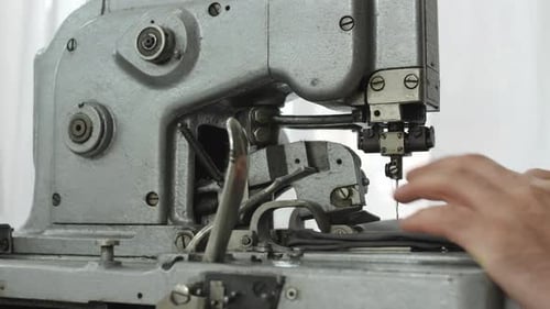 WOOBLE Nähen an der Industriemaschine