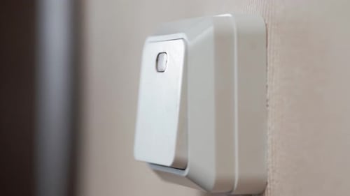 Close Up do dedo está ligando ou desligando no interruptor de luz