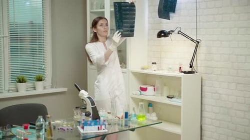 Femme médecin en laboratoire examinant l'IRM aux rayons X et les diagnostics