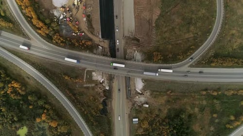 Luftaufnahme des Verkehrsknotenpunkts von oben nach unten. 28