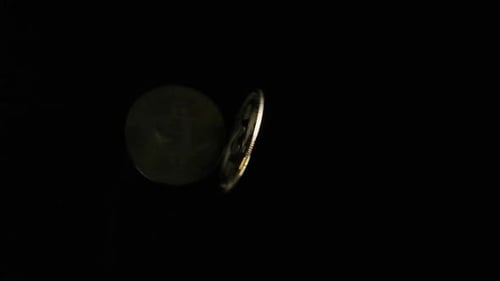 Vertikales Video Shiny Bitcoin dreht sich auf schwarzer Oberfläche, Finanzkonzept