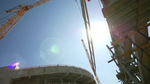 La grúa torre coloca el elemento de la carcasa del techo en el edificio del estadio