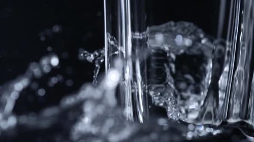 Wasser auf schwarzem Hintergrund gießen, Zeitlupe