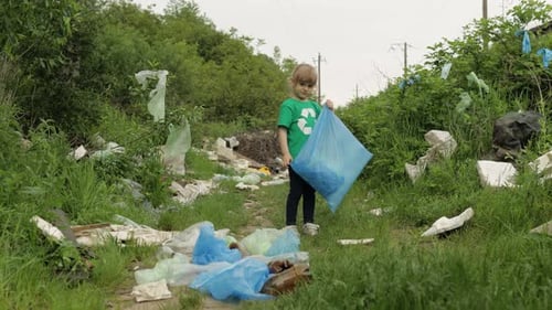 Niña voluntaria limpiando un parque sucio con bolsas de plástico, botellas. Reducir la basura y la contaminación natural