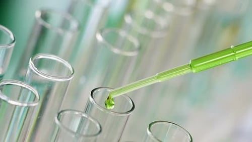 Un scientifique vérifie la qualité et l'uniformité des nouveaux détergents, recherche chimique