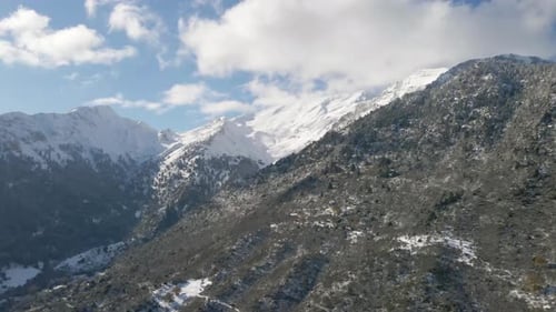 Winterschneeberge mit Bäumen