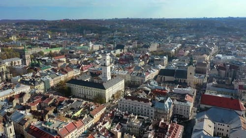 Vidéo aérienne Drone du vieux centre-ville de Lviv - toits et rues, hôtel de ville de Ratusha