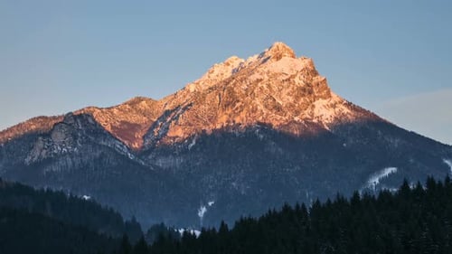 Sonnenuntergang über dem Alpengipfel im Winter