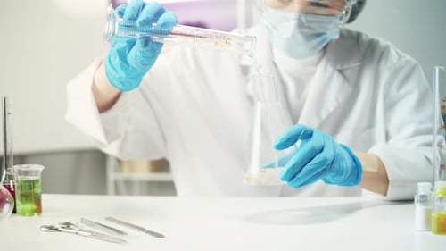Scientifique médical inspectant la viande hachée portant un uniforme protecteur travaillant en laboratoire