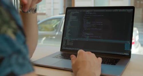 Close Up Man Coding Html e Programação em Monitores de Tela, Desenvolvimento Web, Desenvolvedor.