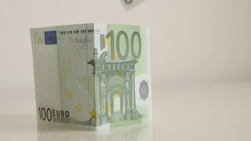 Metáfora de construcción de viviendas con inclinación lenta con billetes de la UE (4K, 2160p, 30 fps, imágenes en formato UltraHD) - Real es