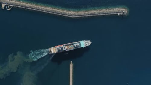 Vue aérienne d'un bateau de croisière moyen de luxe naviguant depuis le port