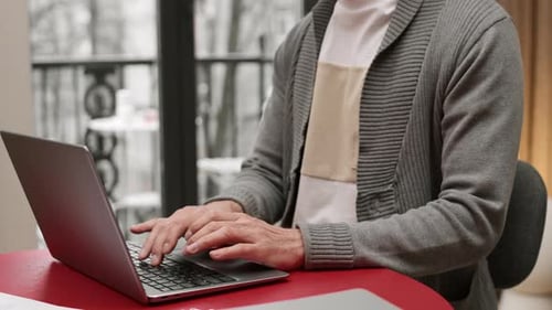 Pessoa digitando no laptop