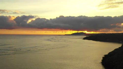 Hawaii Incroyable lever de soleil aérien tropical regardant vers le soleil Côte Princeville Kauai Paradise View