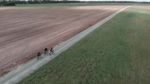 Leute, die auf Fahrrädern auf Schotterstraße fahren Radfahren auf Schotterstraßen