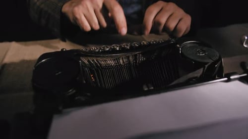. Hände tippen ein Drehbuch oder ein Buch auf einer Vintage-Schreibmaschine. Nahaufnahme von Händen, die auf einem tippen