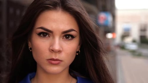 Portrait Stilvolle junge brünette Frau Blick in die Kamera Attraktive kaukasische Frau trägt in der