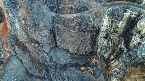 Luftaufnahme des Bergbausteinbruchs