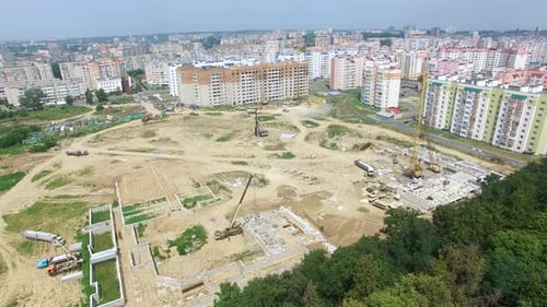 Bauherren arbeiten am Bau eines Hochhauses in der Stadt