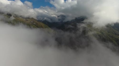 Bergdorf und bewölktes Tal