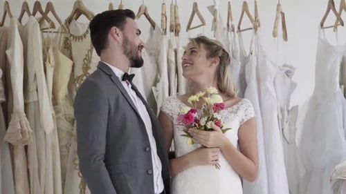 Glückliche Braut und Bräutigam im Hochzeitskleid bereiten sich auf die Hochzeit in der Hochzeitszeremonie vor