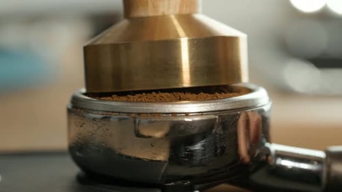 Prozess der Kaffeezubereitung in einer Espressomaschine