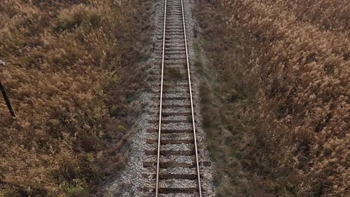 Über der alten Eisenbahnstrecke in der Prärie 4K-Luftaufnahmen