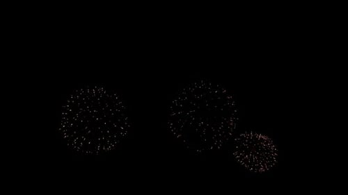 Buntes Feuerwerk bei Nacht auf Himmelshintergrund
