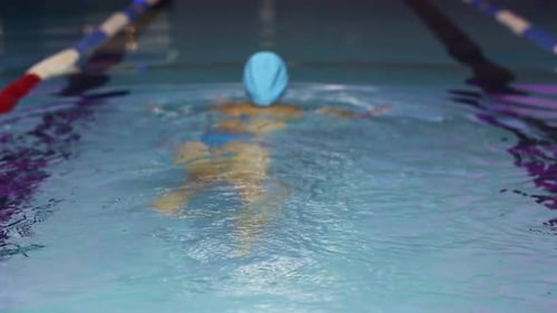 Im Pool schwimmen