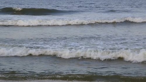 Côte de l'océan avec vagues ondulantes, vue depuis une hauteur