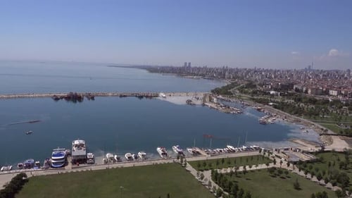 Vue aérienne du mucilage le long de la côte près du port sur la côte de la mer de Marmara à Istanbul.