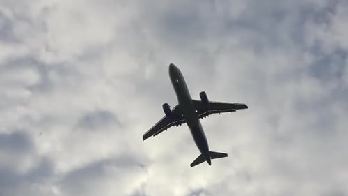 Vuelo en avión en el cielo en un clima nublado y nublado de verano