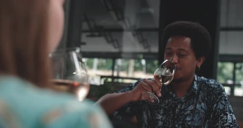 Jeune couple sur un rendez-vous avec des verres à vin